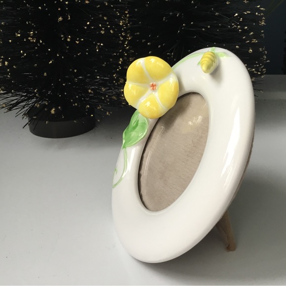 Fitz and Floyd round, 5” white frame with flower - Picture 5 of 8